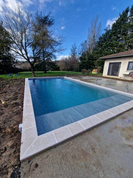 Création d’un bassin de piscine de 9x5m avec coffre volet immergé à Dardilly près de Lyon par le pisciniste LC Piscines